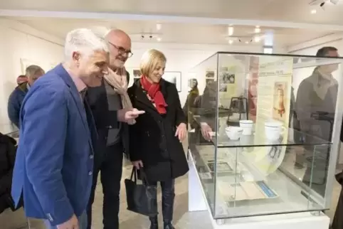 Doku-Center-Leiter Michael Geib (Mitte) lässt sich vom Pirmasenser Oberbürgermeister Bernhard Matheis (links) und dessen Frau Gu
