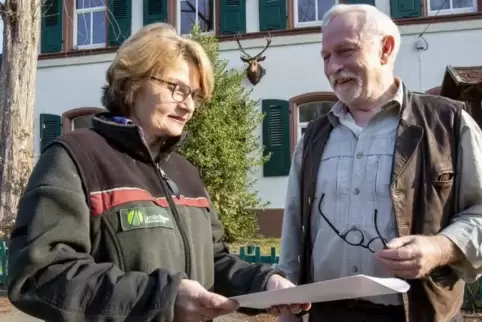 Verabschiedung: Förster Winfried Schleyer und Forstamtsleiterin Ute Fenkner-Gies.   Foto: VIEW