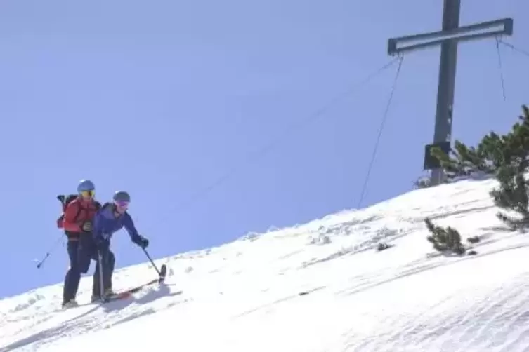 Durch den Tiefschnee geht&rsquo;s vom 1758 Meter hohen Christlumkopf wieder hinab.  Foto: Peter Musch