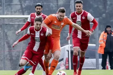 Von FCK-Spielern umzingelt: Fabian Poß vom FV Diefflen. Links Luca Jensen, hinter ihm Özür Özdemir, rechts Yannik Filipovic.  Fo