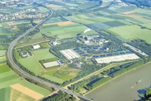 Blick auf die BASF-Kläranlage. Direkt oberhalb führt die B 9 entlang. In diesem Bereich gibt’s ebenso Baustellen wie auf den Zu-