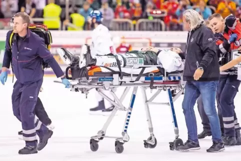Erste Hilfe auf dem Eis: Der Augsburger Eishockey-Profi Christoph Ullmann hatte im März dem schnellen Eingreifen des Düsseldorfe
