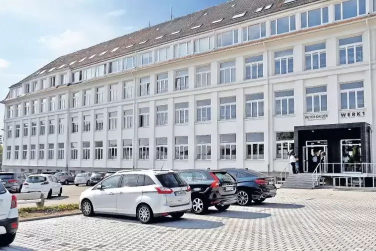 Peter Kaiser bezeichnet sich als die älteste Schuhfabrik in Europa. Der Sitz des Unternehmens ist in der Lemberger Straße.
