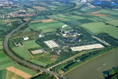 Blick auf die BASF-Kläranlage. Direkt oberhalb führt die B 9 entlang. In diesem Bereich gibt’s ebenso Baustellen wie auf den Zu-