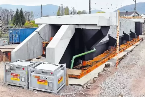 Mehrere Millionen Euro investiert die DB Netz AG, um drei Bahnüberführungen bei Neustadt zu sanieren. Das Bild zeigt das größte 