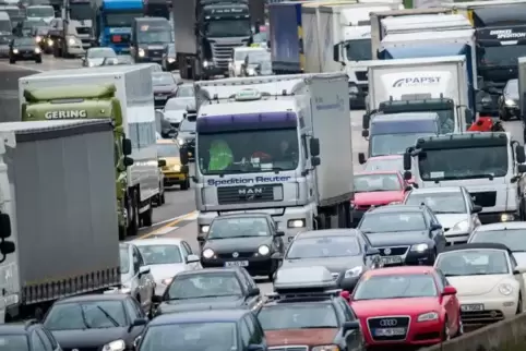 Zum Start ins lange Osterwochenende erwartet der ADAC ein hohes Verkehrsaufkommen auf den Autobahnen. Foto:dpa 