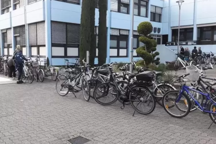 Über 50 Bürger kamen zumeist mit dem Fahrrad zum Gemeinderat.  Foto: Mele