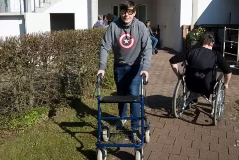 Im Seniorenzentren Ingweilerhof war ein Rollator- und Rollstuhlparcours aufgebaut. Moritz Kullack probiert, wie’s geht. Foto: Sa
