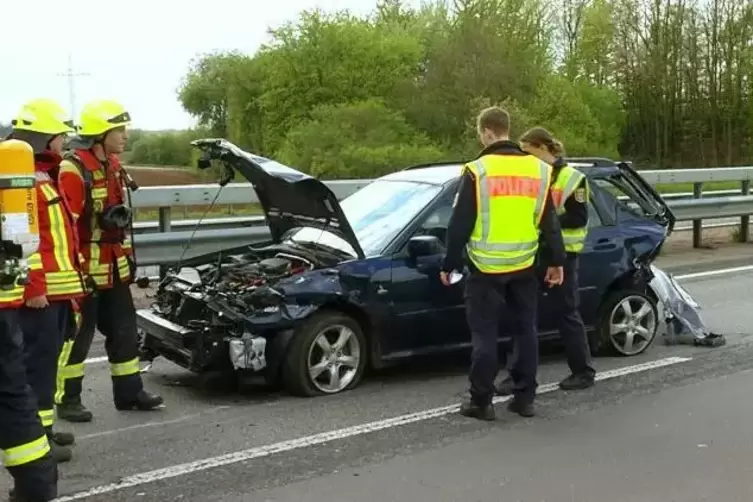 Bei dem Unfall auf der Autobahnauffahrt bei Deidesheim entstand ein Schaden von über 30.000 Euro.   Foto: hema/Crash 24