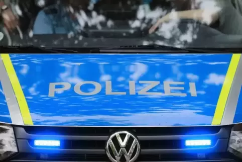Die Polizei bittet um Hinweise. Symbolfoto: Jens Wolf/dpa
