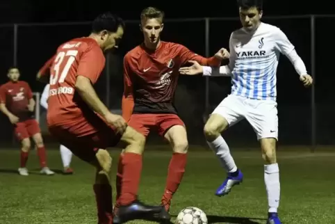 Tänzchen gefällig? Yannik Baro (rechts) und der VfR Frankenthal II wollen im Finale dem SC Bobenheim-Roxheim ein Bein stellen. F