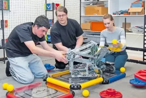 Letzte Optimierungen am Roboter, bevor es zur Weltmeisterschaft in die USA geht. Von links: Tobias Teufel, Niko Huber und Stefan