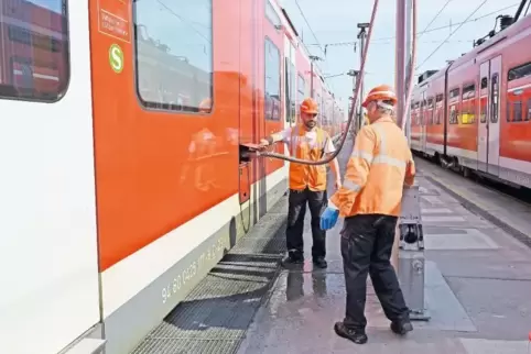 Beim Absaugen der Fäkalien besteht Helmpflicht. Ein 75-köpfiges Team der DB Regio Mitte ist für die technische Wartung der Züge 