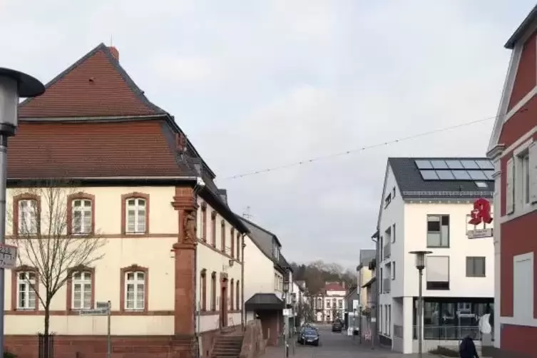 Noch immer imposant: Heute beherbergt das Geb&auml;ude das Museum im Westrich sowie das Info-Center.   Foto: Potdevin