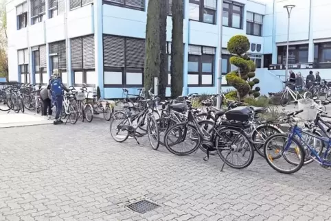 Die meisten Besucher der Ratssitzung waren mit dem Fahrrad gekommen, mit dem Autos wär’s für viele nur schwer möglich gewesen.