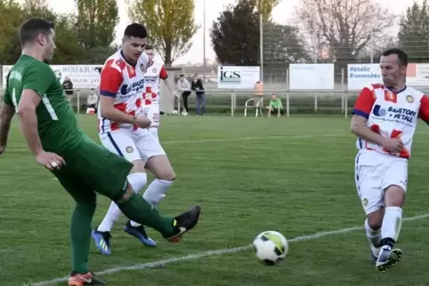 Gleich geht er rein: Der Eppsteiner Kaddour Djaouchi (links) zieht ab zum 2:0. Foto: BOLTE