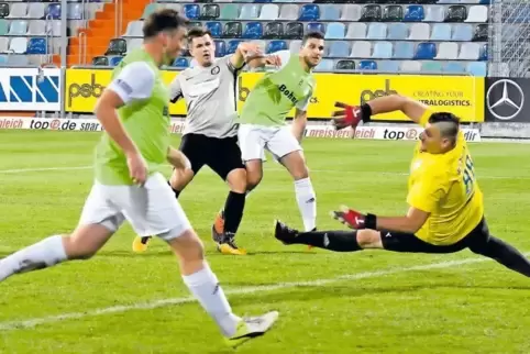 Marc Jugenheimer (in Grau-Schwarz) schießt das 3:2 für Battweiler. Andreas Serwein, Matthias Riggenbach und Torwart Daniel Neuhe