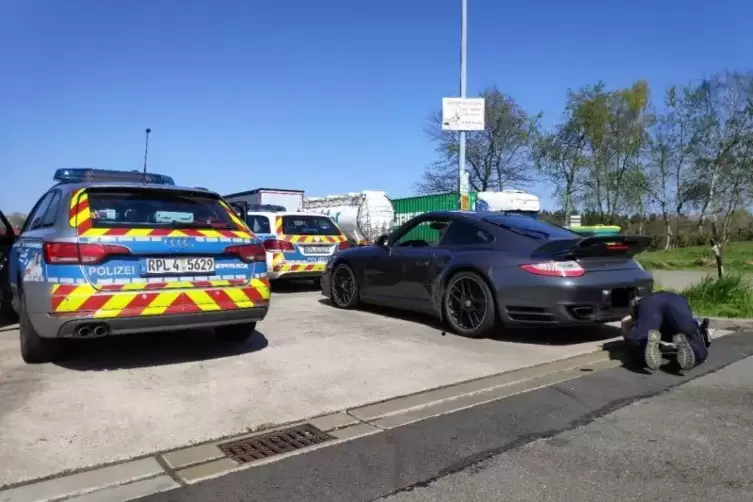 Am Carfriday haben Polizisten rund um Kaiserslautern getunte Autos kontrolliert.  Foto: Polizei