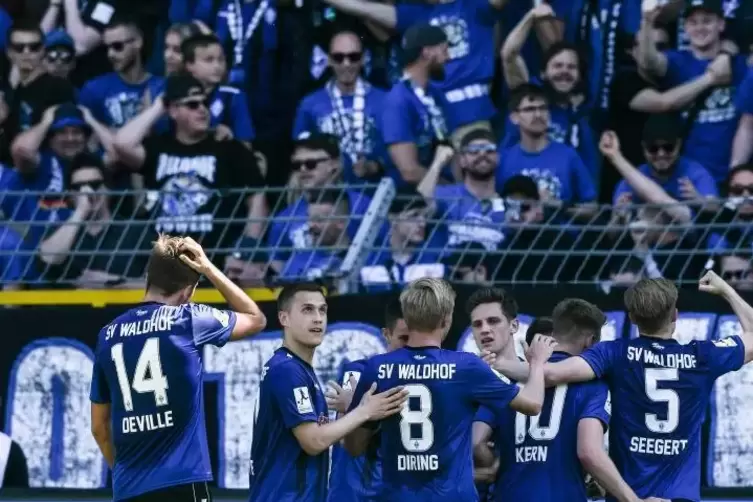 Erlösender Treffer: Mannheimer Spieler feiern das 1:0 durch Timo Kern (Zweiter von rechts). Foto: dpa 