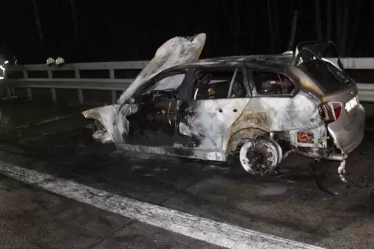 Das Auto ist vollständig ausgebrannt. Foto: Polizei