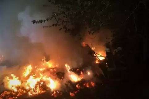 Die Feuerwehr und ein Landwirt zerkleinerten die Ballen. Foto: tnt