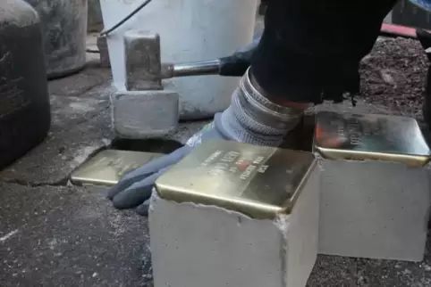 Sind Stolpersteine wie diese in Annweiler eine angemessene Gendenkform für Nazi-Opfer?  Foto: van