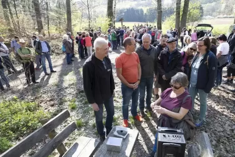 Am Waldparkplatz Steigerhof startet die heimatkundliche Wanderung auf Bännjer Gemarkung, die von Richard Roschel (vorne links) g