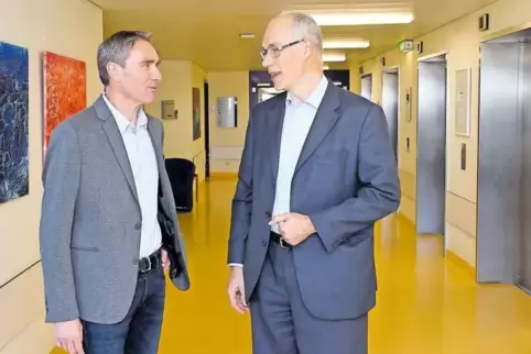 Der neue Chefarzt der Psychiatrie am Städtischen Krankenhaus, Thomas Betz (links), im Gespräch mit Geschäftsführer Martin Forste