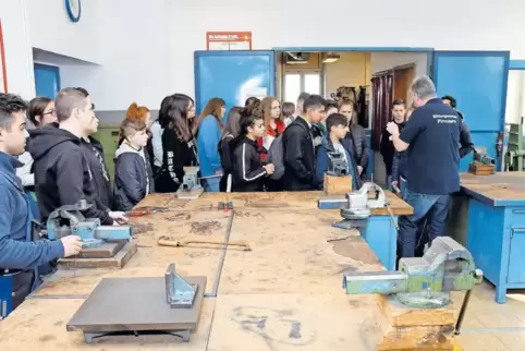 Tag der lebendigen Werkstätten im Bildungszentrum des IB: Die siebte Klasse der Realschule plus Kirchberg informierte sich beim 