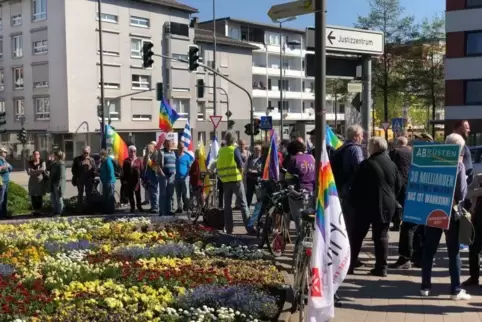Ausgangspunkt des Ostermarsches war der Philipp-Mees-Platz in Kaiserslautern.   Foto: VIEW