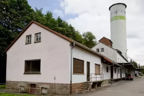 In Reichenbach-Steegen ist umstritten, wie es mit dem einstigen Raiffeisengbäude im Ortskern weitergehen soll.  Foto: VIEW
