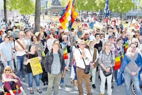 Dem Ostermarsch in der Innenstadt schließen sich spontan einige Passanten an.