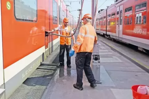Helmpflicht beim Absaugen von Fäkalien: Ein Team der DB Regio Mitte ist für die technische Wartung der Züge zuständig. Die Reini