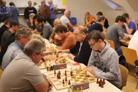 48 Spieler kämpfen in zwei gruppen um die Eier. Foto: Sayer