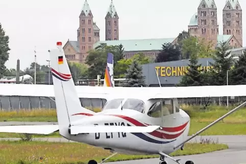 Macht der CDU-Abgeordnete Reinhard Oelbermann zum Thema einer Anfrage: Flugplatz Speyer.