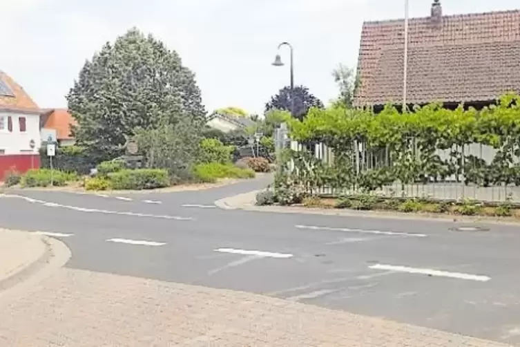 In Friedelsheim ist die Querungshilfe vom Radweg aus nicht erreichbar.