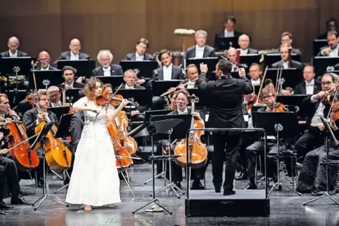 Schönberg mit Lust und Leidenschaft: die Geigerin Patricia Kopatchinskaja als Solistin und der kommende Chefdirigent Kirill Petr