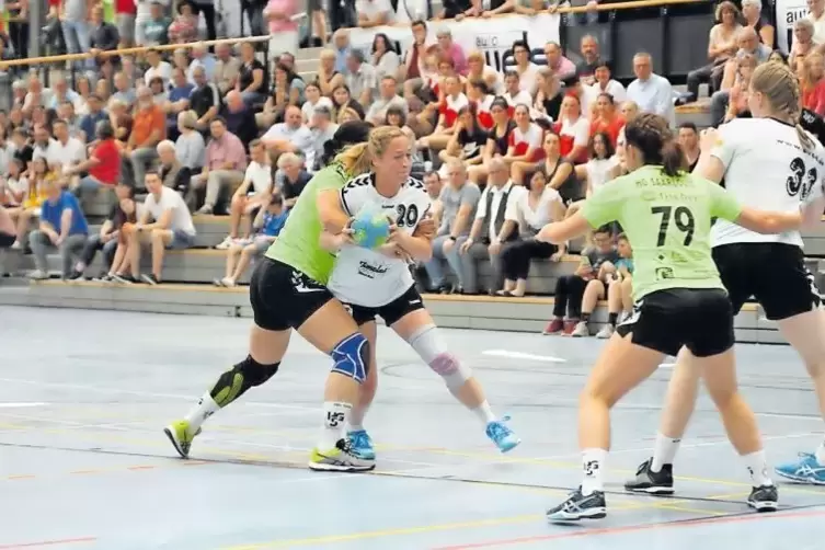 Halbfinale: Katharina Koch (mit Ball) vom SV 64 kämpft gegen die Gegnerinnen aus Saarlouis. Die Zweibrückerin absolvierte gester