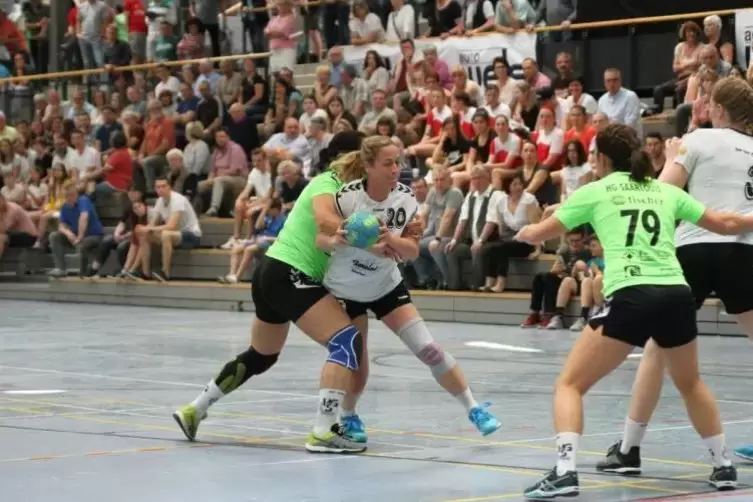 Katharina Koch (mit Ball) vom SV 64 - hier im Halbfinalspiel am Ostermontag gegen Saarlouis hört nach dem verlorenen Finale mit 