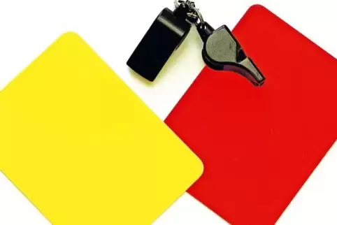 In der Diskussion: Welche Strafe ist nach einer Gelb-Roten Karte angebracht?