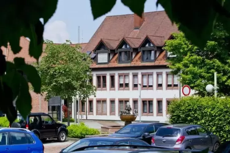 Das Rathaus in Enkenbach-Alsenborn, dem Verwaltungssitz der Verbandsgemeinde. Auch der Ortsbürgermeister hat hier ein Zimmer. Fo