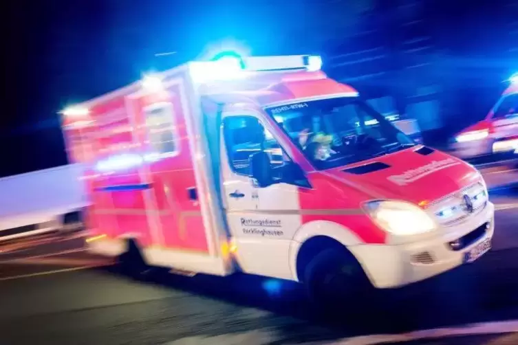 Lebensgefährlich verletzt hat sich ein 30-Jähriger bei einem Sturz in Karlsruhe.  Symbolfoto: dpa