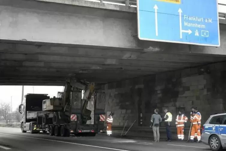 Dieses Bild an der betroffenen A-6-Anschlusstelle entstand im November, als ein Kran unter der Autobahnbrücke hängen blieb. Foto