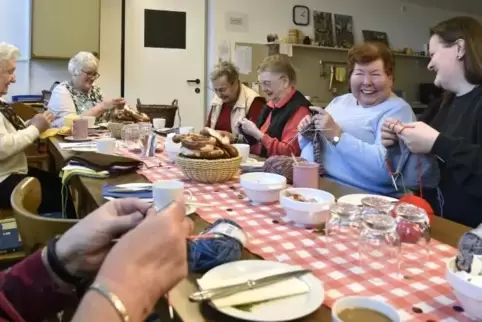 Im Strickcafé der Landfrauen geht es heiter und gesprächig zu.  Foto: BOLTE