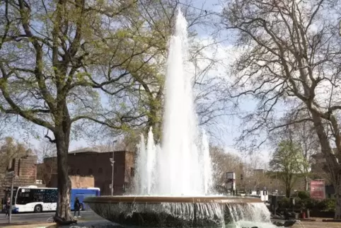 Die Pumpe läuft wieder: Der Fackelbrunnen gegenüber der Kaiserpfalz. Foto: VIEW