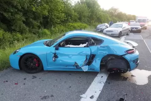 Am blauen Porsche Cayman entstand Pfingsten 2018 ein Totalschaden. Foto: Moschel