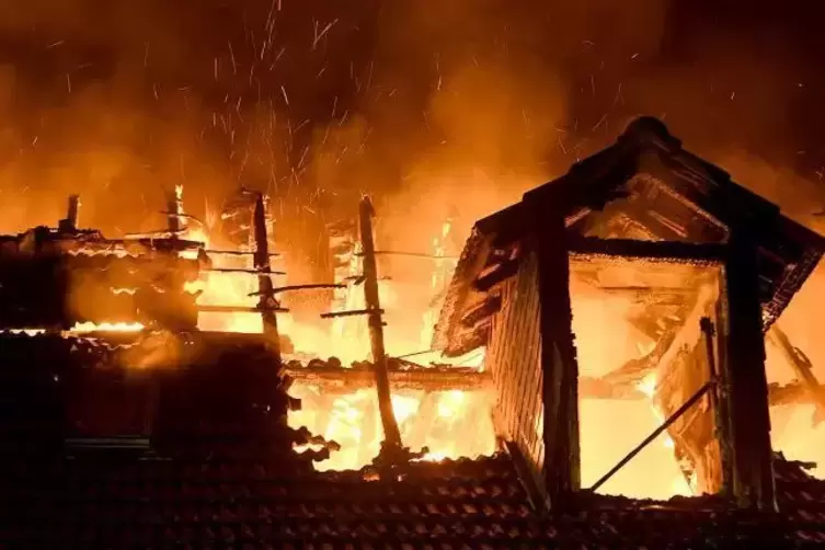 Der Dachstuhl eines Gebäudes in der Kirchheimbolander Altstadt stand vergangene Woche in Flammen. Foto: Stepan