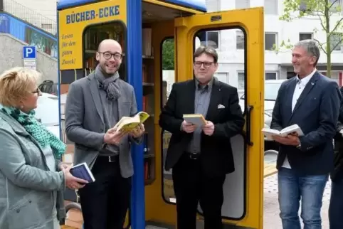 Probelesen vor der Bücher-Ecke am Münzplatz: (v.l.) Ulrike Weil (Stadtbücherei), Florian Dreifus (Lions Club), Eric Kunz (Lions 