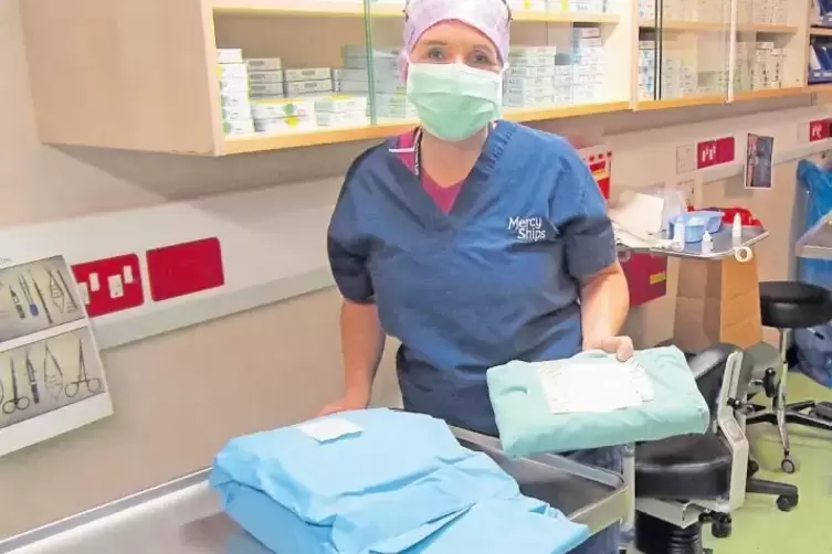 Hier bereitet die OP-Schwester eine Operation vor.