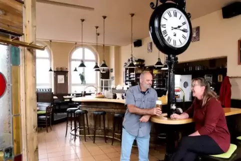Stilecht mit Bahnhofsuhr: Susanne und Christian Prause in ihrem Restaurant.  Foto: Iversen